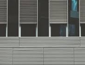 Rolety zewnętrzne czy żaluzje fasadowe - co najlepiej sprawdzi się przy montażu zewnętrznym.