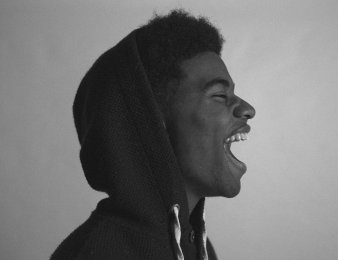 Dlaczego czarny humor stał się tak popularny wśród współczesnej młodzieży?